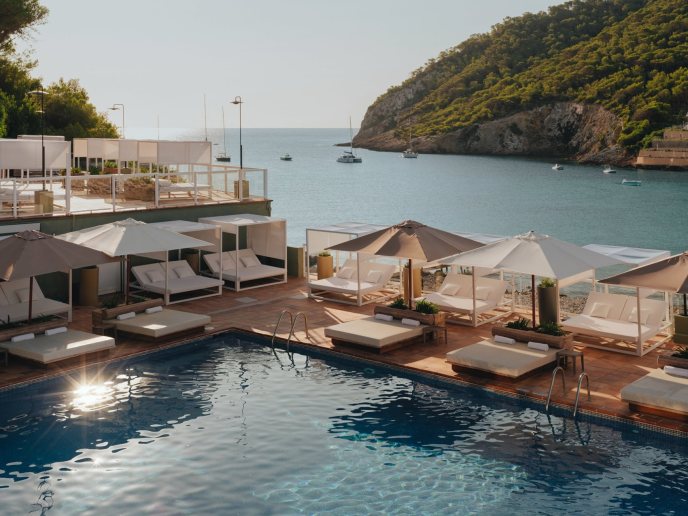 Hyde Beach Ibiza Parasols et piscine