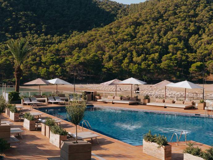 Hyde Beach Ibiza Parasols, piscine et vue sur la forêt