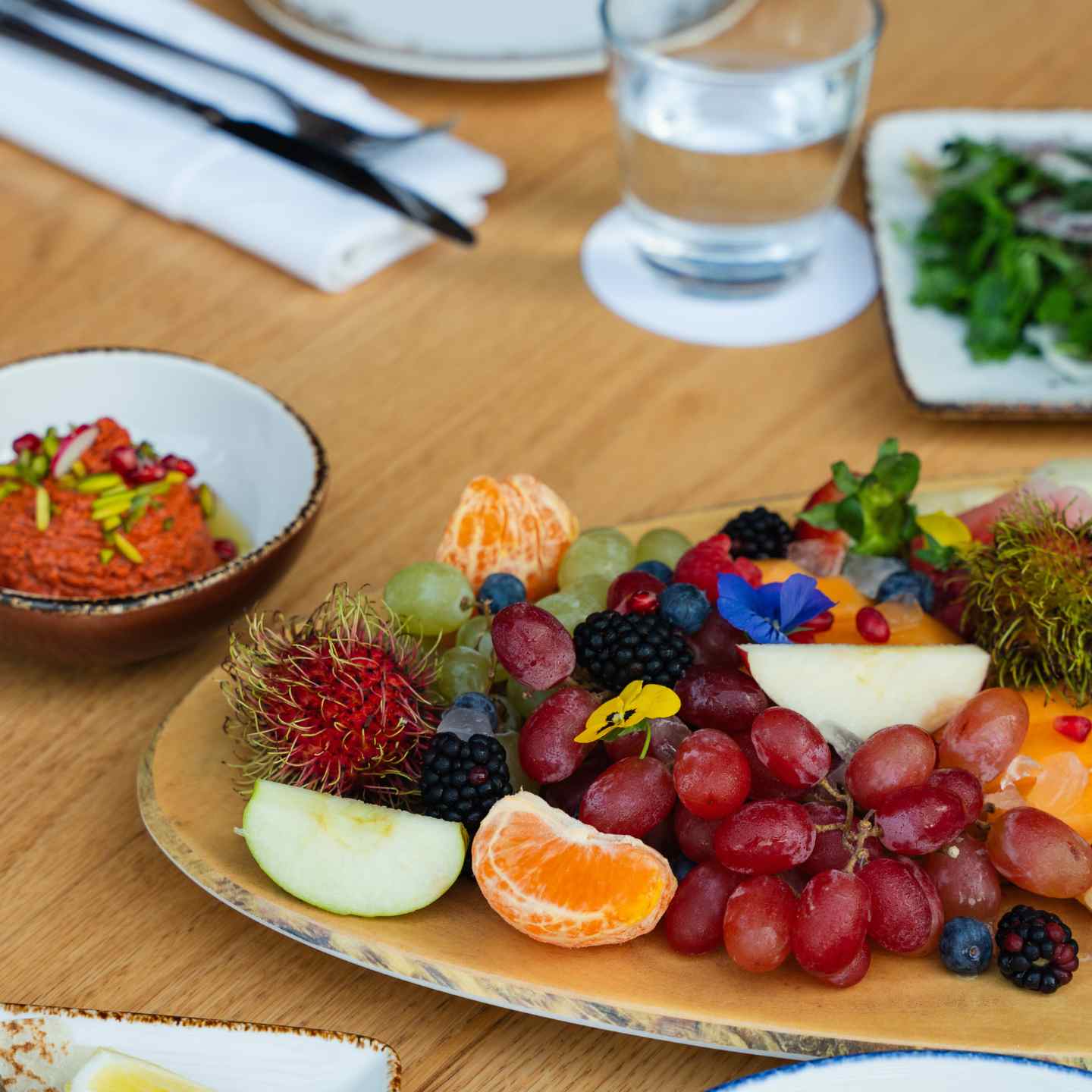 Assiette de fruits sur une table en bois