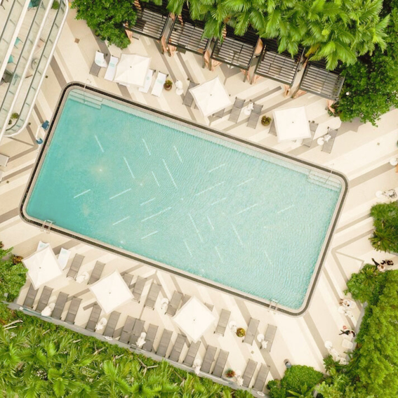 Piscine de l'hôtel vue d'en haut