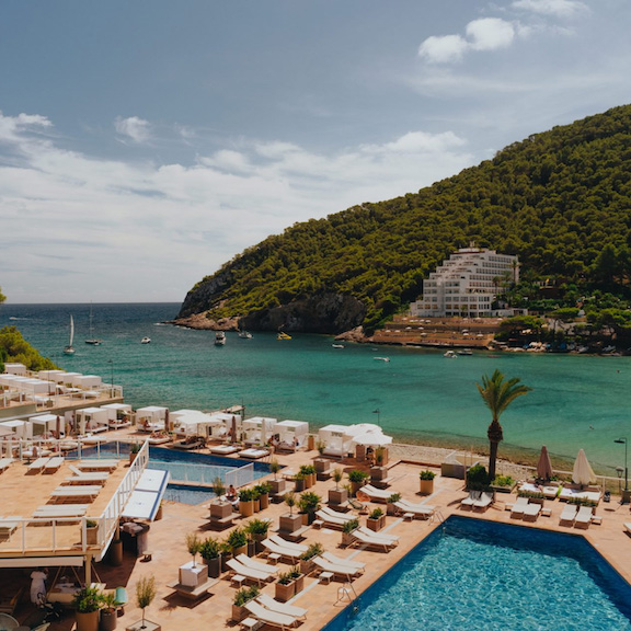 Hyde Beach Ibiza vue des piscines et de la plage