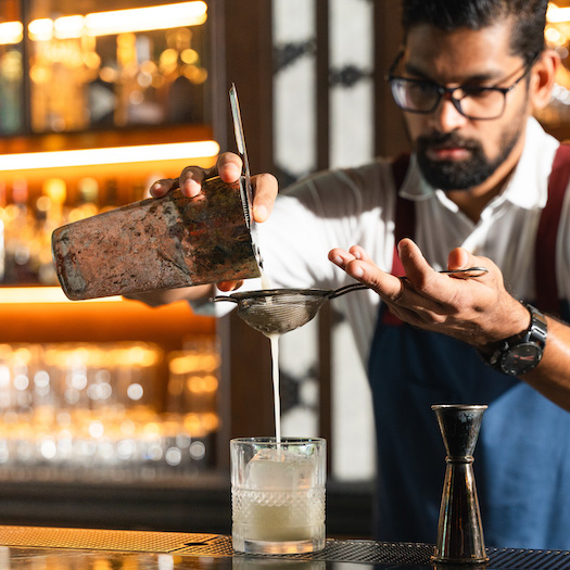 Hyde Dubai Hudson Tavern Barman préparant des cocktails