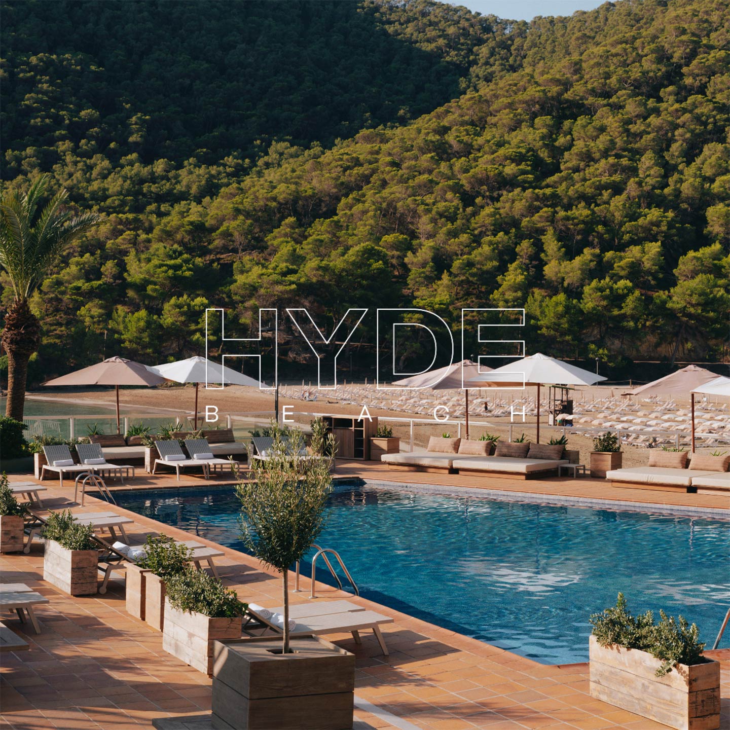 Hyde Ibiza Hyde Beach Piscine et parasols logo superposé