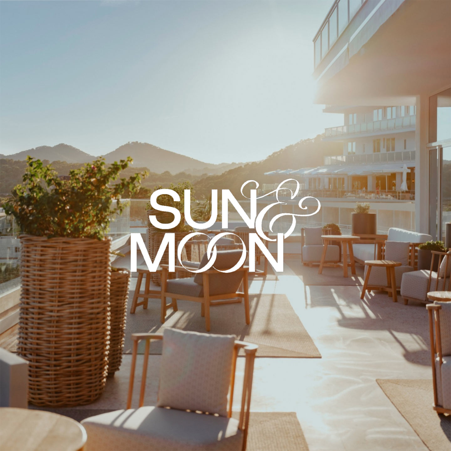 Hyde Ibiza Sun & Moon Terrasse extérieure Logo superposé