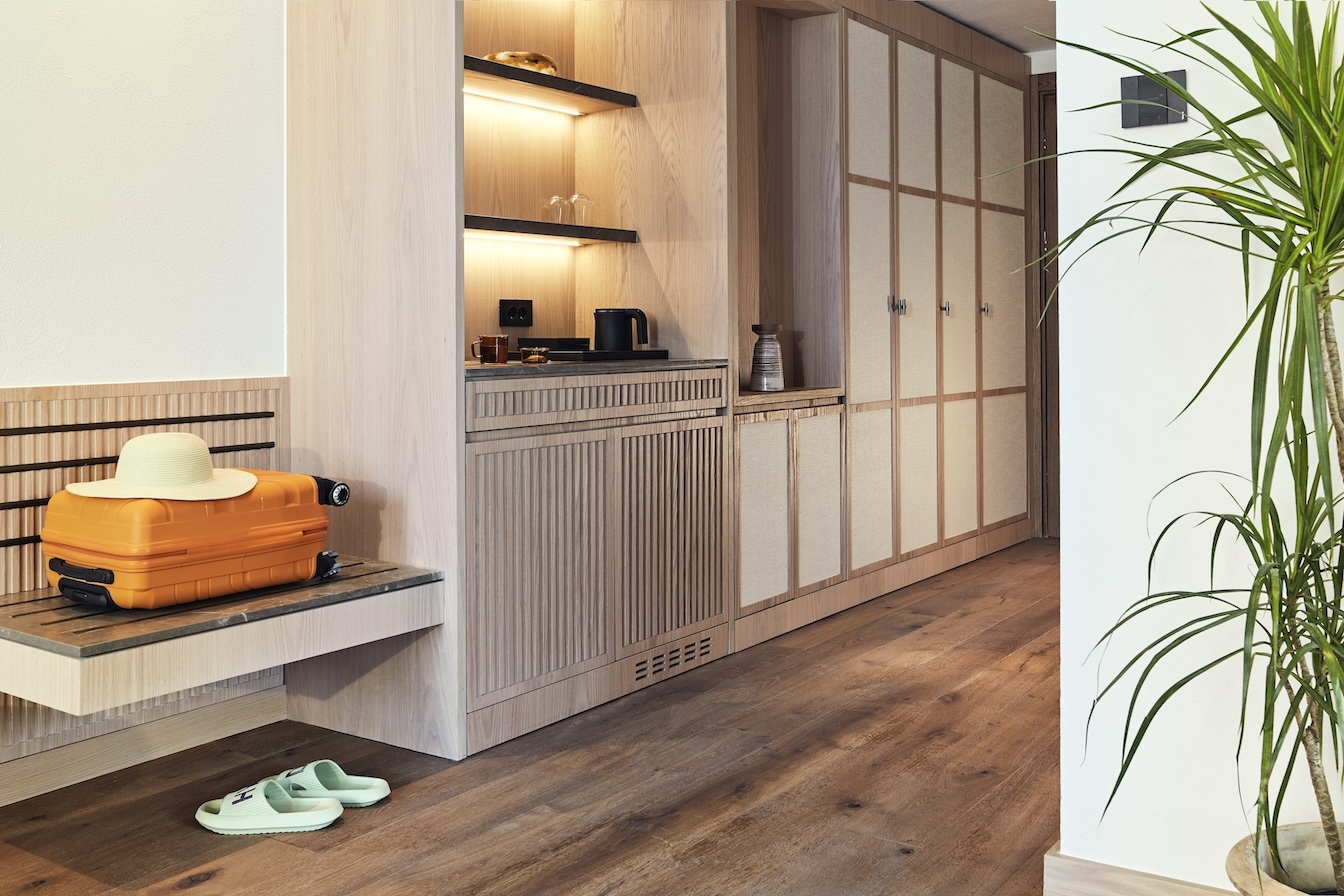 Hallway with wooden bench, shelves, and wardrobe